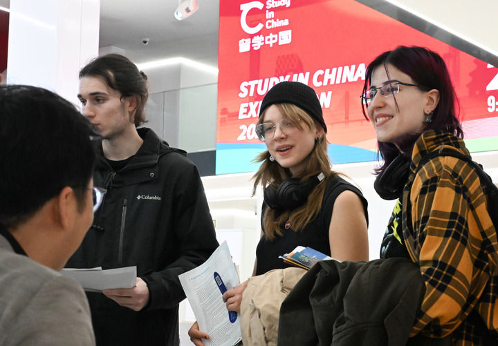 门徒娱乐官方：黄燕：他乡人情暖 相逢谊绵长｜走笔天下